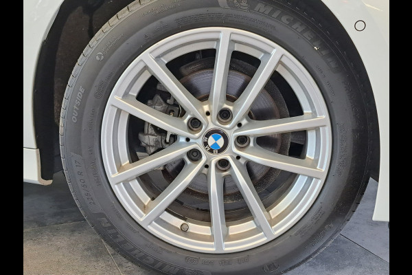 BMW 3 Serie 318i Executive Navigatie Clima Cruise PDC LM 157 PK! 24 Maanden garantie* (Vraag naar de voorwaarden)