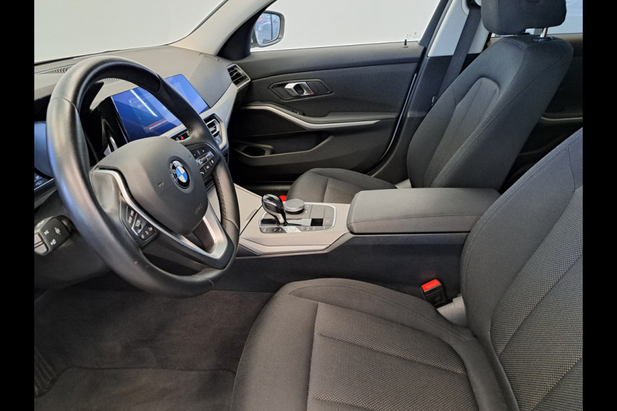 BMW 3 Serie 318i Executive Navigatie Clima Cruise PDC LM 157 PK! 24 Maanden garantie* (Vraag naar de voorwaarden)