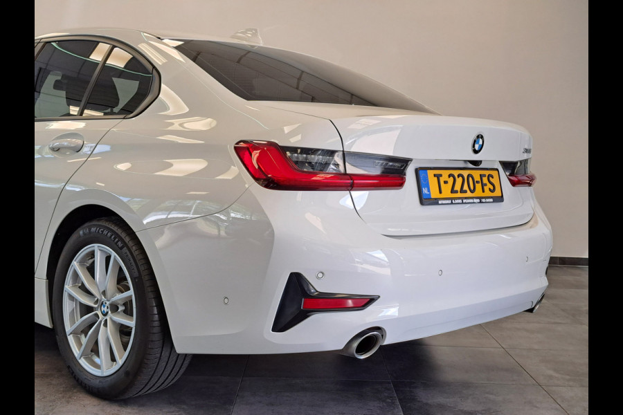 BMW 3 Serie 318i Executive Navigatie Clima Cruise PDC LM 157 PK! 24 Maanden garantie* (Vraag naar de voorwaarden)