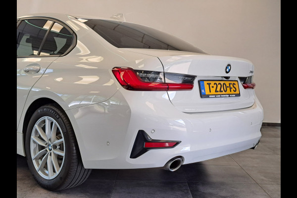 BMW 3 Serie 318i Executive Navigatie Clima Cruise PDC LM 157 PK! 24 Maanden garantie* (Vraag naar de voorwaarden)