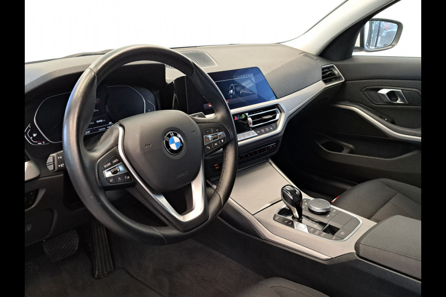 BMW 3 Serie 318i Executive Navigatie Clima Cruise PDC LM 157 PK! 24 Maanden garantie* (Vraag naar de voorwaarden)
