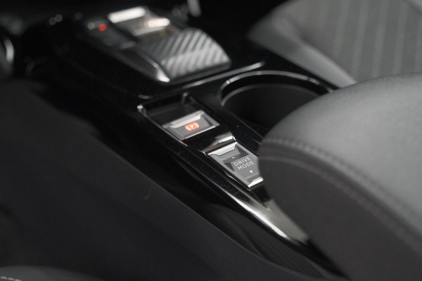 Peugeot e-2008 EV Allure Avantage 54 kWh | 97,8% SOH | 11 KW Lader | Apple Carplay | Parkeersensoren