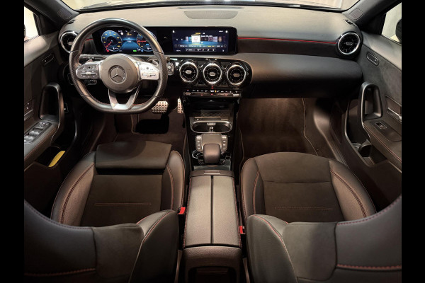 Mercedes-Benz A-Klasse 250 e AMG Line 18"/SOH 97%/360 camera/PDC v+a/Stoelverwarming/Apple Carplay & Android Auto/DAB/Navigatie/Climate