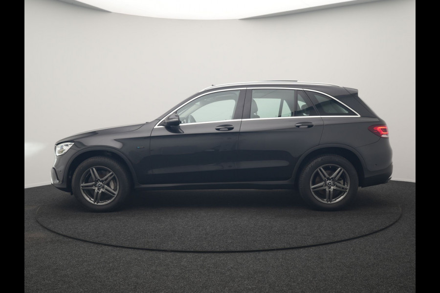 Mercedes-Benz GLC 300e 4MATIC PHEV 313pk Dealer O.H | Panodak | Sportstoelen Verwarmd | Sfeerverlichting | Cruise Control | Blis | Apple Carplay | Navigatie | 18"L.M | Plug In Hybrid