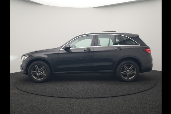Mercedes-Benz GLC 300e 4MATIC PHEV 313pk Dealer O.H | Panodak | Sportstoelen Verwarmd | Sfeerverlichting | Cruise Control | Blis | Apple Carplay | Navigatie | 18"L.M | Plug In Hybrid