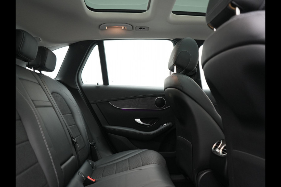 Mercedes-Benz GLC 300e 4MATIC PHEV 313pk Dealer O.H | Panodak | Sportstoelen Verwarmd | Sfeerverlichting | Cruise Control | Blis | Apple Carplay | Navigatie | 18"L.M | Plug In Hybrid