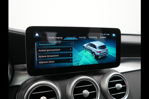 Mercedes-Benz GLC 300e 4MATIC PHEV 313pk Dealer O.H | Panodak | Sportstoelen Verwarmd | Sfeerverlichting | Cruise Control | Blis | Apple Carplay | Navigatie | 18"L.M | Plug In Hybrid
