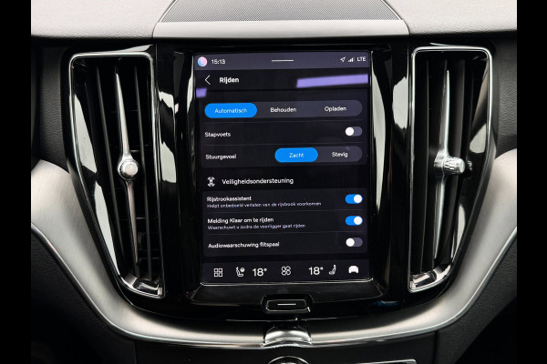 Volvo XC60 2.0 T6 Plug-in hybrid | Pano | Trekhaak | Long Range | Memory | 19 inch | Keyless | Camera | Stuurwiel verwarmd