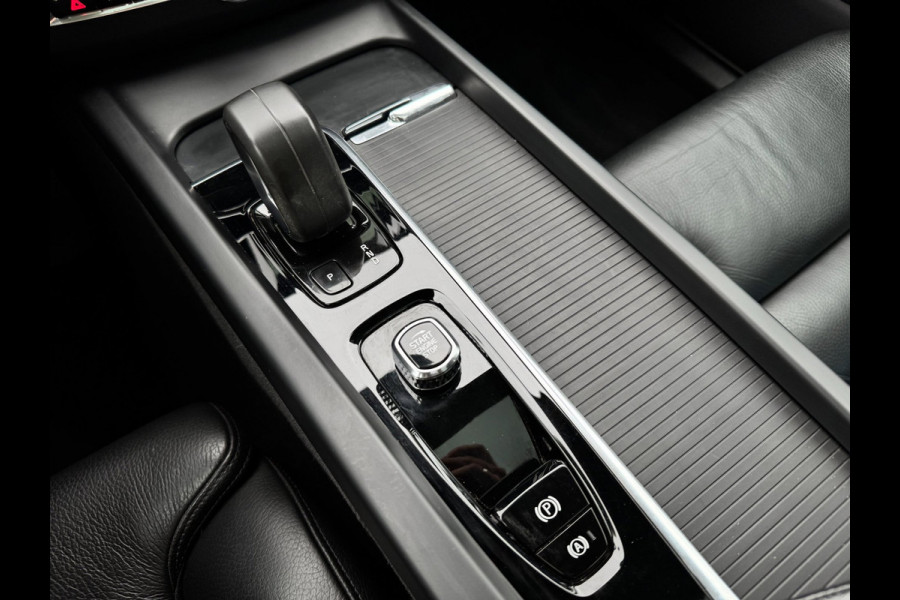 Volvo XC60 2.0 T6 Plug-in hybrid | Pano | Trekhaak | Long Range | Memory | 19 inch | Keyless | Camera | Stuurwiel verwarmd