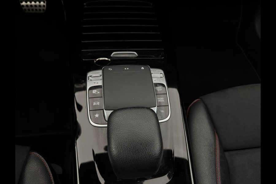 Mercedes-Benz A-Klasse 200 AMG Sportpack Business Solution (INCL-BTW) Aut. *PANO | LEATHER-MICROFIBRE | FULL-LED | HEATED-SPORTSEATS | WIDESCREEN-DIGIOCKPIT | DAB+ | NAVI-FULLMAP | CAMERA | PRIVACYGLASS | SHIFTPADDLES | 18''ALU*