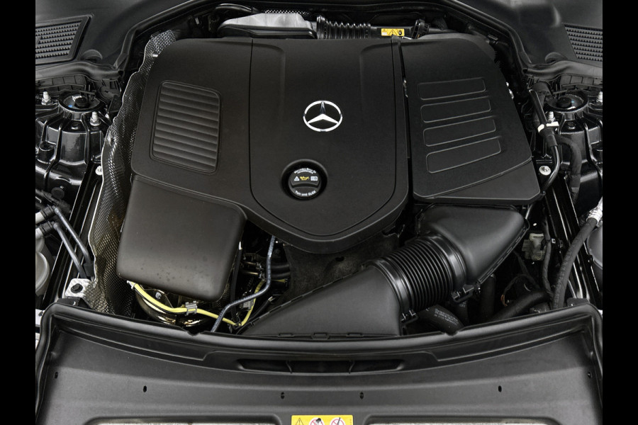 Mercedes-Benz C-Klasse Estate 300 e AMG Line | AMG-LIne In en exterieru | Sfeefverlichting | Stoe verwarming + Koeling | Trekhaak | Pano- Schuif kanteldak | Inclusief 24 maanden Mercedes-Benz Certified garantie voor Europa.