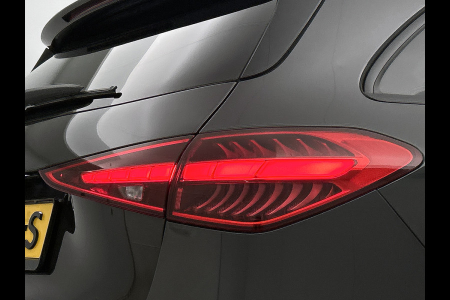 Mercedes-Benz C-Klasse Estate 300 e AMG Line | AMG-LIne In en exterieru | Sfeefverlichting | Stoe verwarming + Koeling | Trekhaak | Pano- Schuif kanteldak | Inclusief 24 maanden Mercedes-Benz Certified garantie voor Europa.