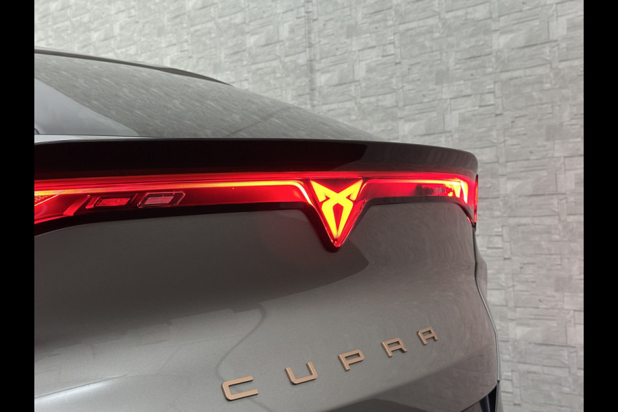 CUPRA Tavascan 286pk NIEUW & RUIM 3000,= VOORDEEL! | 77 kWh | Nieuw! | Winter-Pack | Warmtepomp | Verlengde Fabrieksgarantie | 7x Op Voorraad | 3-Zone Clima | Verwarmde Voorruit | Keyless-Entry | Sfeerverlichting | Stoelverwarming | Carplay | Stuurverwarming | Getint Glas | 19 inch | Lane-Assist | Camera | Draadloos Laden |