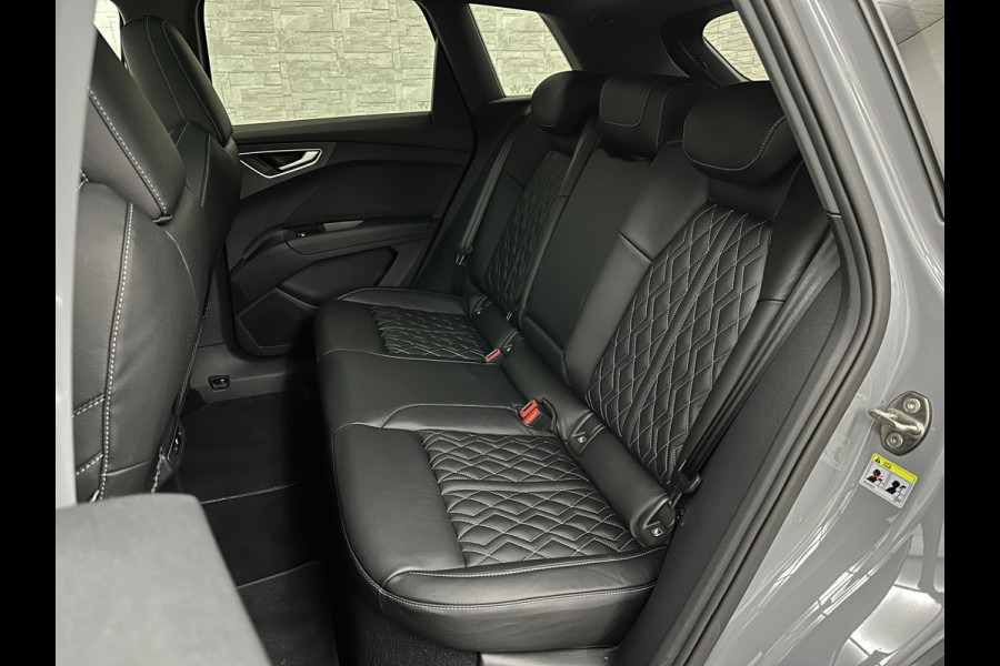 Audi Q4 e-tron 40 S-Line 77 kWh | Panorama | #RS-Leder | Warmtepomp | Sportstoelen | ACC | Lane Ass. | 5x Q4 op voorraad! | MMi+ | Virtual-Cockpit | 3-Zone Climate Control | Getint Glas | Zwarte Hemel | Elktr. A klep | Kieselgrijs | Btw Auto.