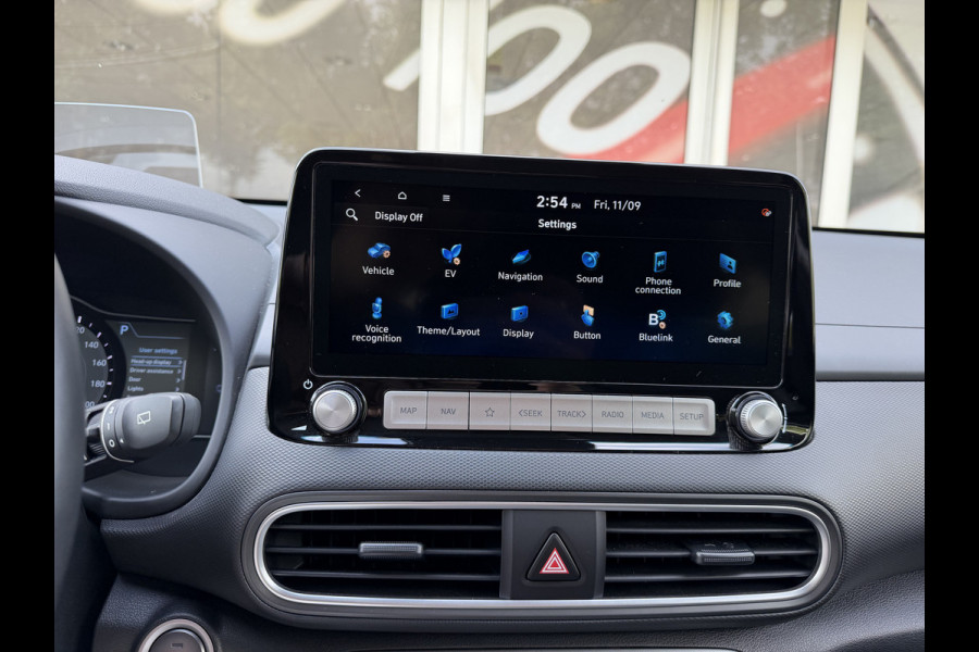 Hyundai Kona EV Premium 64 kWh / Warmtepomp / Keyless / Stoelverw. + ventilatie / HU-display