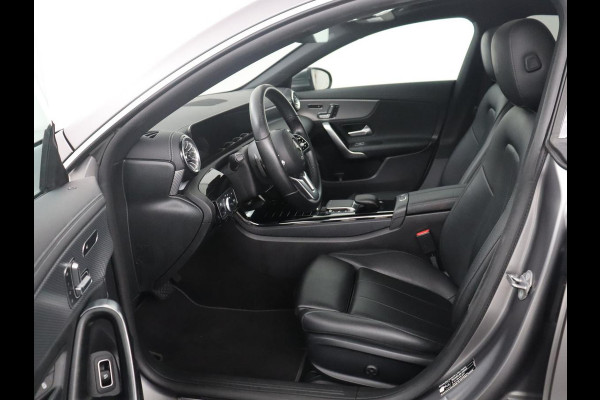 Mercedes-Benz CLA-Klasse Shooting Brake 200 Business Solution Luxury | Panoramadak | Adaptive cruise | Memory | Trekhaak | Stoelverwarming | Camera | Park assist | Sfeerverlichting | Carplay | Climate control