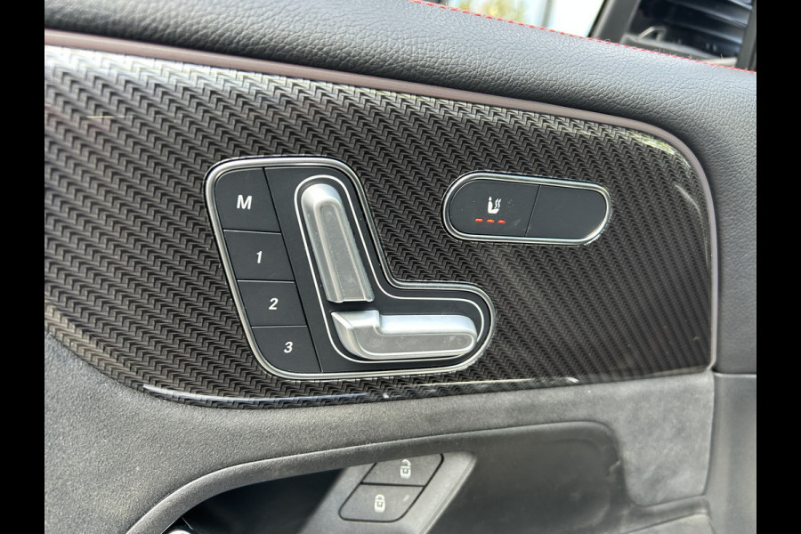 Mercedes-Benz Glb 180 AMG 7-zits // Trekhaak // Panoramadak // Memory // Keyless // Carplay // MultiBeam LED // Nightpakket // Sfeerverlichting
