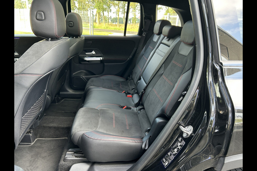 Mercedes-Benz Glb 180 AMG 7-zits // Trekhaak // Panoramadak // Memory // Keyless // Carplay // MultiBeam LED // Nightpakket // Sfeerverlichting
