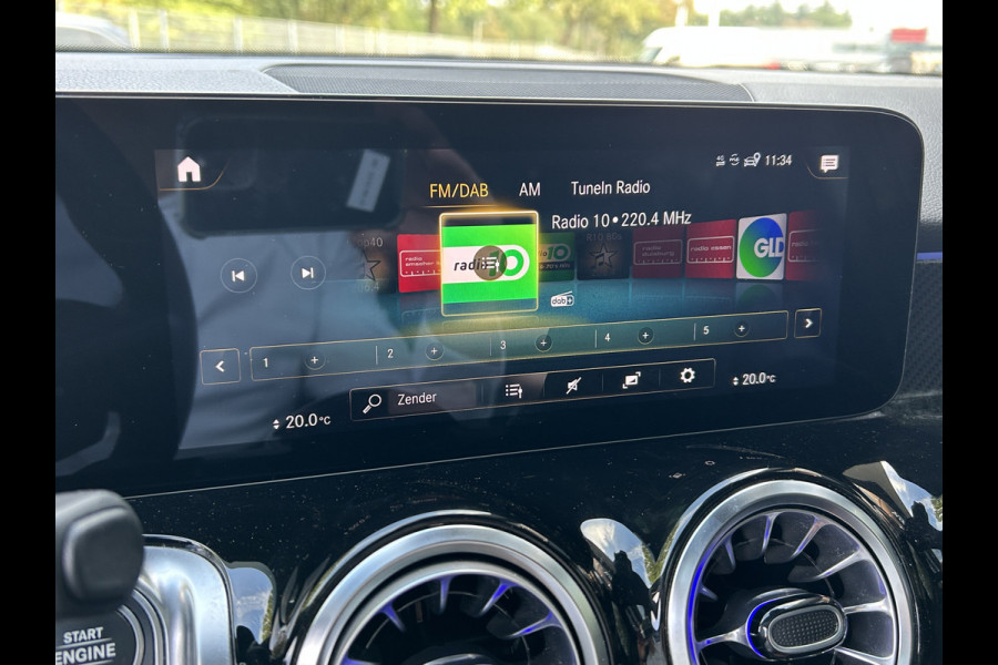 Mercedes-Benz Glb 180 AMG 7-zits // Trekhaak // Panoramadak // Memory // Keyless // Carplay // MultiBeam LED // Nightpakket // Sfeerverlichting