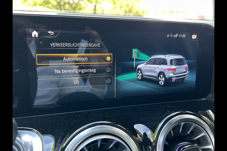 Mercedes-Benz Glb 180 AMG 7-zits // Trekhaak // Panoramadak // Memory // Keyless // Carplay // MultiBeam LED // Nightpakket // Sfeerverlichting
