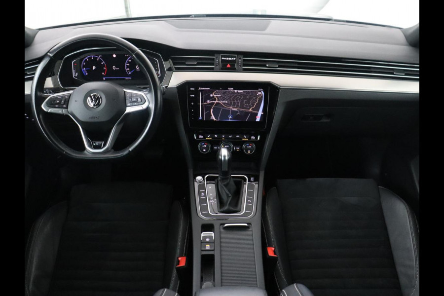 Volkswagen Passat Variant 1.5 TSI Elegance Business R | R-line | Leder/alcantara | Adaptive cruise | Stoelverwarming | Climate control | Keyless | Camera  | Park assist | Carplay | Full LED