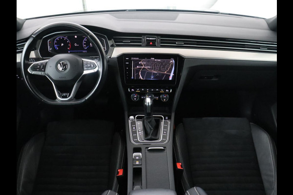 Volkswagen Passat Variant 1.5 TSI Elegance Business R | R-line | Leder/alcantara | Adaptive cruise | Stoelverwarming | Climate control | Keyless | Camera  | Park assist | Carplay | Full LED