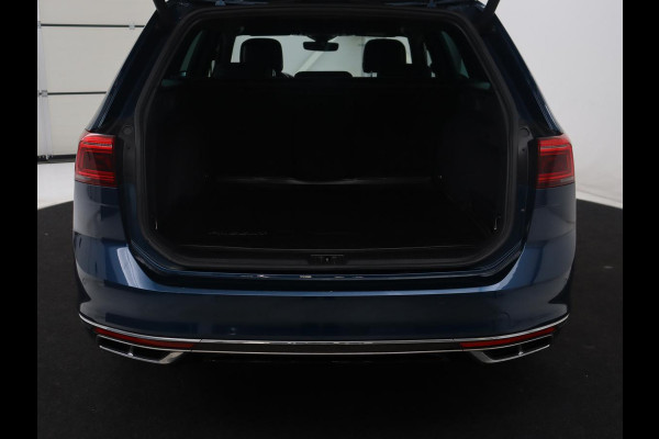 Volkswagen Passat Variant 1.5 TSI Elegance Business R | R-line | Leder/alcantara | Adaptive cruise | Stoelverwarming | Climate control | Keyless | Camera  | Park assist | Carplay | Full LED