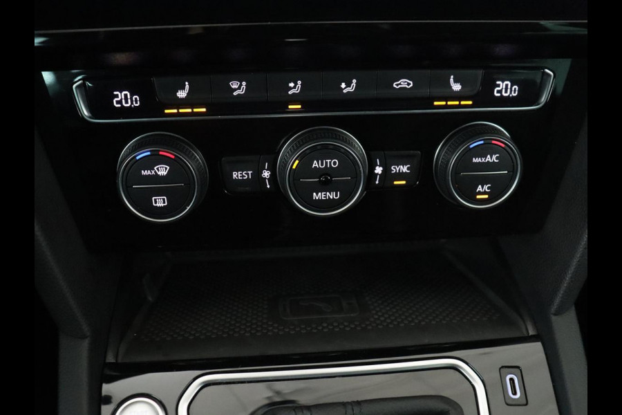 Volkswagen Passat Variant 1.5 TSI Elegance Business R | R-line | Leder/alcantara | Adaptive cruise | Stoelverwarming | Climate control | Keyless | Camera  | Park assist | Carplay | Full LED