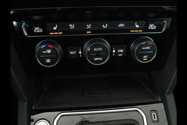 Volkswagen Passat Variant 1.5 TSI Elegance Business R | R-line | Leder/alcantara | Adaptive cruise | Stoelverwarming | Climate control | Keyless | Camera  | Park assist | Carplay | Full LED