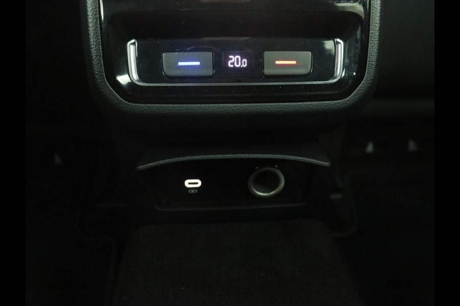 Volkswagen Passat Variant 1.5 TSI Elegance Business R | R-line | Leder/alcantara | Adaptive cruise | Stoelverwarming | Climate control | Keyless | Camera  | Park assist | Carplay | Full LED