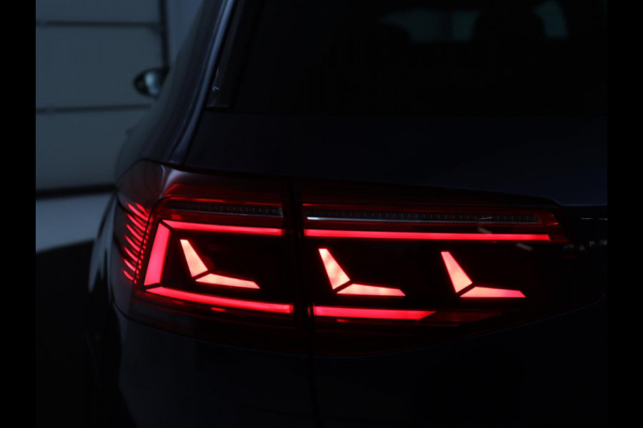 Volkswagen Passat Variant 1.5 TSI Elegance Business R | R-line | Leder/alcantara | Adaptive cruise | Stoelverwarming | Climate control | Keyless | Camera  | Park assist | Carplay | Full LED