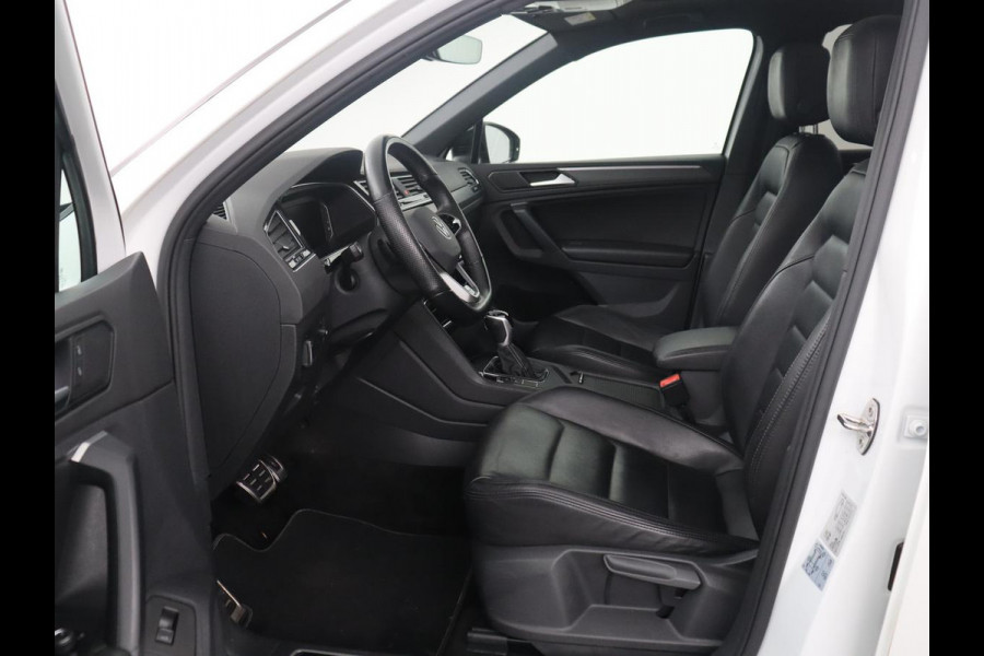 Volkswagen Tiguan 1.5 TSI R-Line Business+ | R-line | Panoramadak | Leder | Trekhaak | Adaptive cruise | Head-up | 360 camera | Park assist | Carplay | Sfeerverlichting | Climate control | Elektrische achterklep