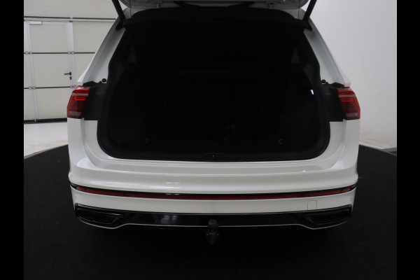Volkswagen Tiguan 1.5 TSI R-Line Business+ | R-line | Panoramadak | Leder | Trekhaak | Adaptive cruise | Head-up | 360 camera | Park assist | Carplay | Sfeerverlichting | Climate control | Elektrische achterklep