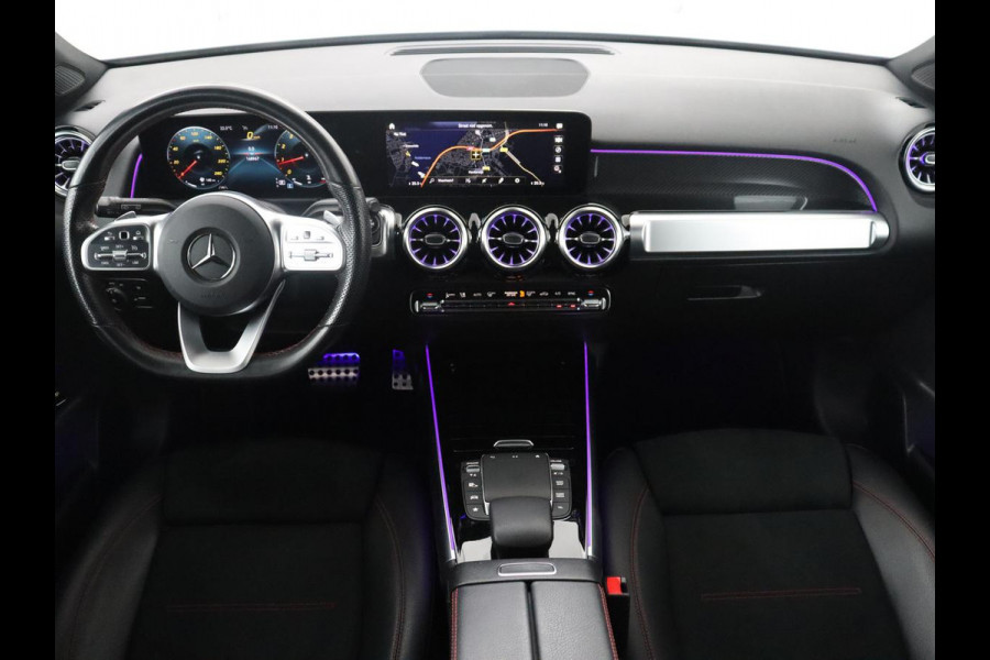 Mercedes-Benz GLB 200 Business Solution AMG | Panoramadak | Memory | Leder/alcantara | Trekhaak | Cruise control | Stoelverwarming | Camera | Park assist | Sfeerverlichting | Carplay
