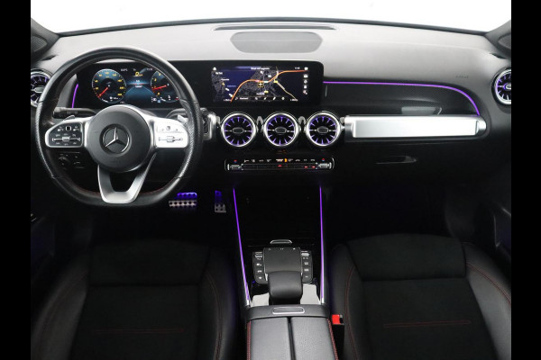 Mercedes-Benz GLB 200 Business Solution AMG | Panoramadak | Memory | Leder/alcantara | Trekhaak | Cruise control | Stoelverwarming | Camera | Park assist | Sfeerverlichting | Carplay