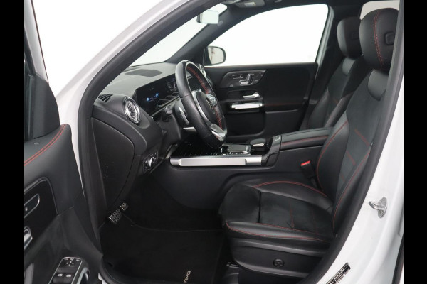 Mercedes-Benz GLB 200 Business Solution AMG | Panoramadak | Memory | Leder/alcantara | Trekhaak | Cruise control | Stoelverwarming | Camera | Park assist | Sfeerverlichting | Carplay