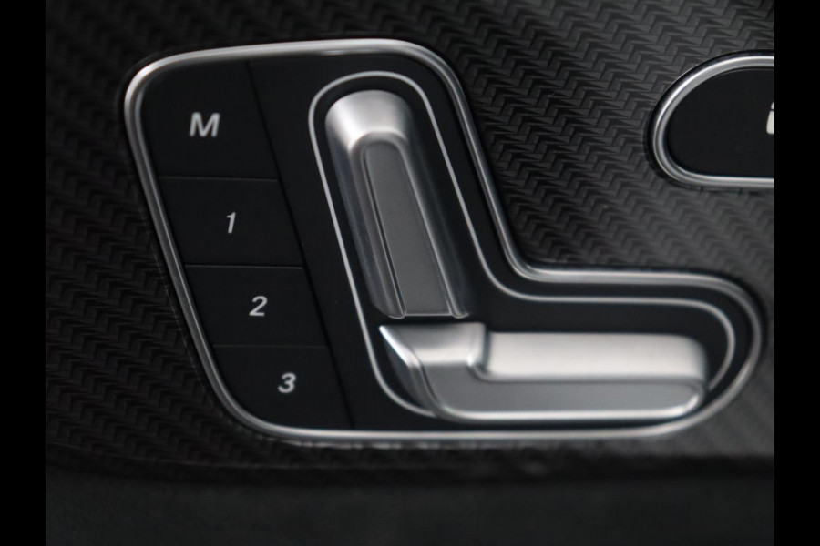 Mercedes-Benz GLB 200 Business Solution AMG | Panoramadak | Memory | Leder/alcantara | Trekhaak | Cruise control | Stoelverwarming | Camera | Park assist | Sfeerverlichting | Carplay