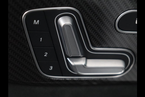 Mercedes-Benz GLB 200 Business Solution AMG | Panoramadak | Memory | Leder/alcantara | Trekhaak | Cruise control | Stoelverwarming | Camera | Park assist | Sfeerverlichting | Carplay