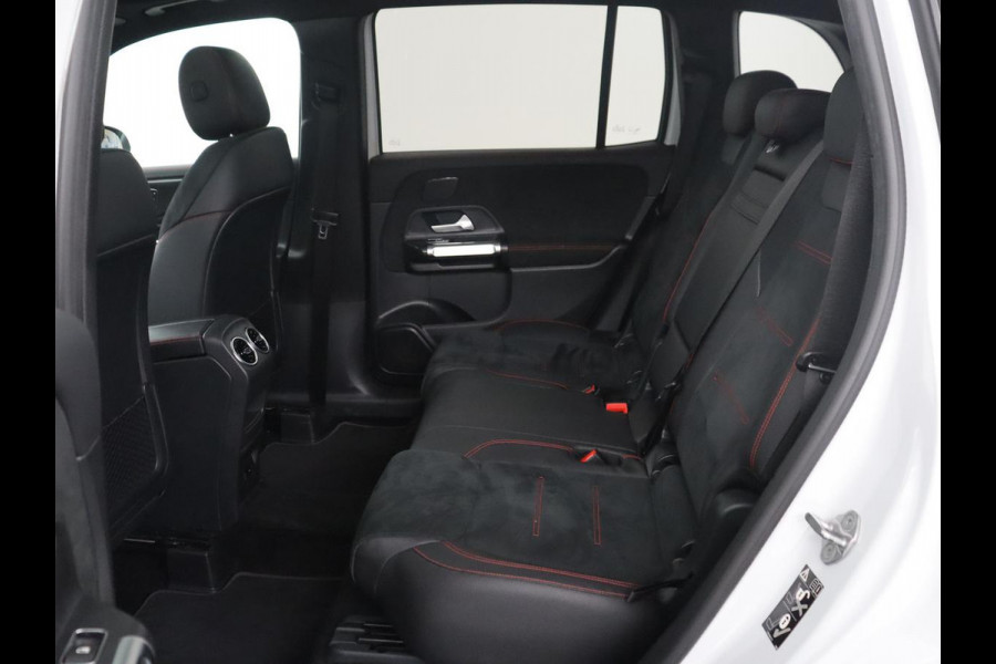 Mercedes-Benz GLB 200 Business Solution AMG | Panoramadak | Memory | Leder/alcantara | Trekhaak | Cruise control | Stoelverwarming | Camera | Park assist | Sfeerverlichting | Carplay