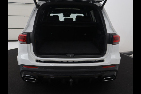 Mercedes-Benz GLB 200 Business Solution AMG | Panoramadak | Memory | Leder/alcantara | Trekhaak | Cruise control | Stoelverwarming | Camera | Park assist | Sfeerverlichting | Carplay