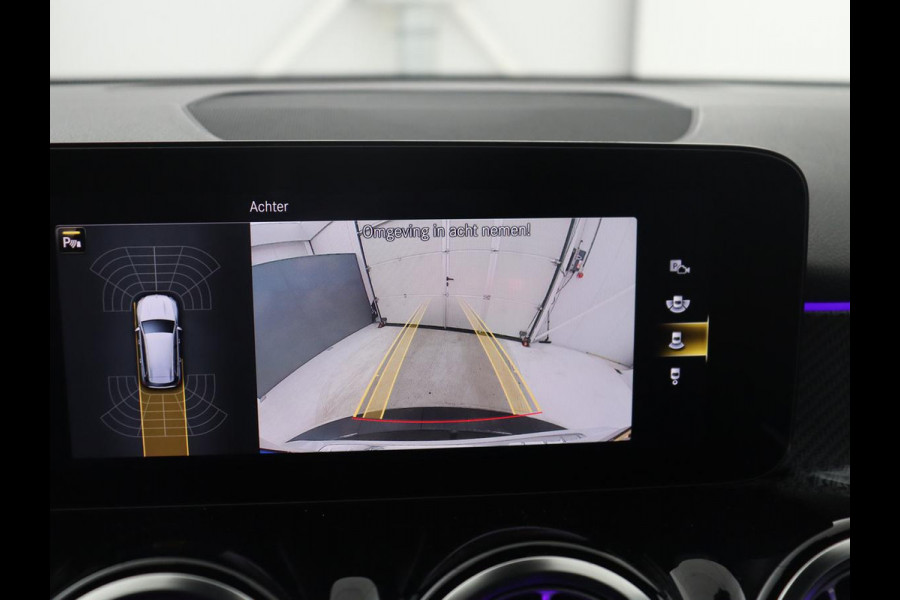 Mercedes-Benz GLB 200 Business Solution AMG | Panoramadak | Memory | Leder/alcantara | Trekhaak | Cruise control | Stoelverwarming | Camera | Park assist | Sfeerverlichting | Carplay
