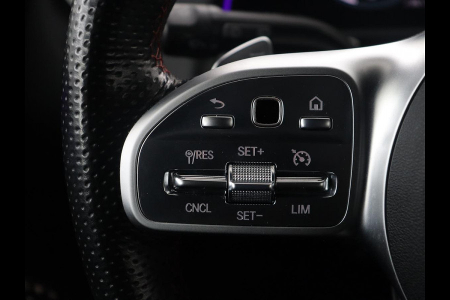 Mercedes-Benz GLB 200 Business Solution AMG | Panoramadak | Memory | Leder/alcantara | Trekhaak | Cruise control | Stoelverwarming | Camera | Park assist | Sfeerverlichting | Carplay