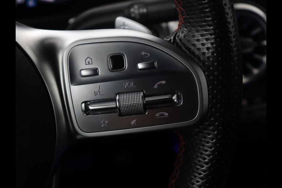 Mercedes-Benz GLB 200 Business Solution AMG | Panoramadak | Memory | Leder/alcantara | Trekhaak | Cruise control | Stoelverwarming | Camera | Park assist | Sfeerverlichting | Carplay