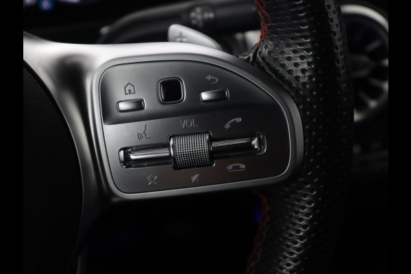 Mercedes-Benz GLB 200 Business Solution AMG | Panoramadak | Memory | Leder/alcantara | Trekhaak | Cruise control | Stoelverwarming | Camera | Park assist | Sfeerverlichting | Carplay