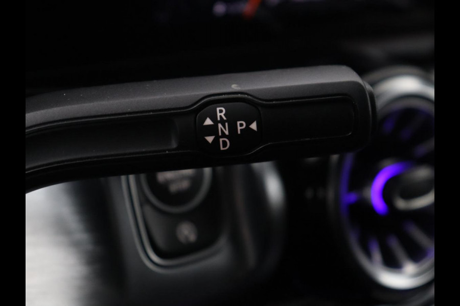 Mercedes-Benz GLB 200 Business Solution AMG | Panoramadak | Memory | Leder/alcantara | Trekhaak | Cruise control | Stoelverwarming | Camera | Park assist | Sfeerverlichting | Carplay