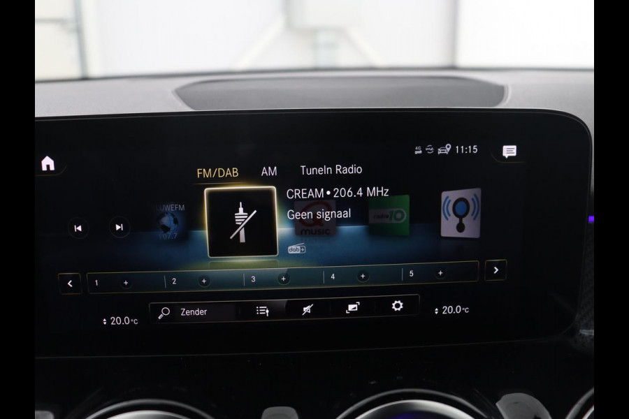 Mercedes-Benz GLB 200 Business Solution AMG | Panoramadak | Memory | Leder/alcantara | Trekhaak | Cruise control | Stoelverwarming | Camera | Park assist | Sfeerverlichting | Carplay