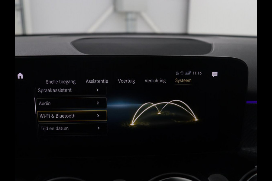 Mercedes-Benz GLB 200 Business Solution AMG | Panoramadak | Memory | Leder/alcantara | Trekhaak | Cruise control | Stoelverwarming | Camera | Park assist | Sfeerverlichting | Carplay
