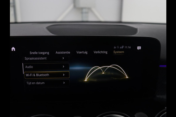 Mercedes-Benz GLB 200 Business Solution AMG | Panoramadak | Memory | Leder/alcantara | Trekhaak | Cruise control | Stoelverwarming | Camera | Park assist | Sfeerverlichting | Carplay