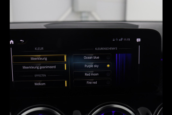 Mercedes-Benz GLB 200 Business Solution AMG | Panoramadak | Memory | Leder/alcantara | Trekhaak | Cruise control | Stoelverwarming | Camera | Park assist | Sfeerverlichting | Carplay