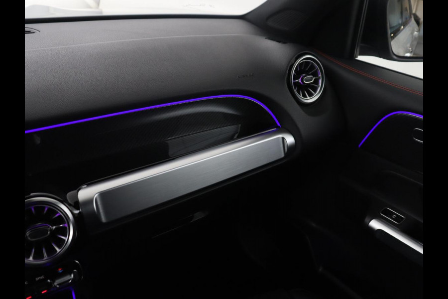 Mercedes-Benz GLB 200 Business Solution AMG | Panoramadak | Memory | Leder/alcantara | Trekhaak | Cruise control | Stoelverwarming | Camera | Park assist | Sfeerverlichting | Carplay